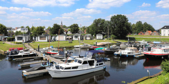 Jachthaven met de camping op de achtergrond