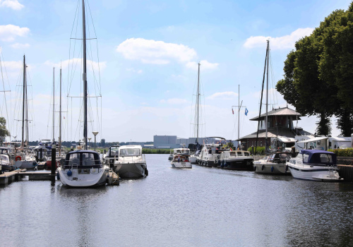 Jachthaven met het havengebouw