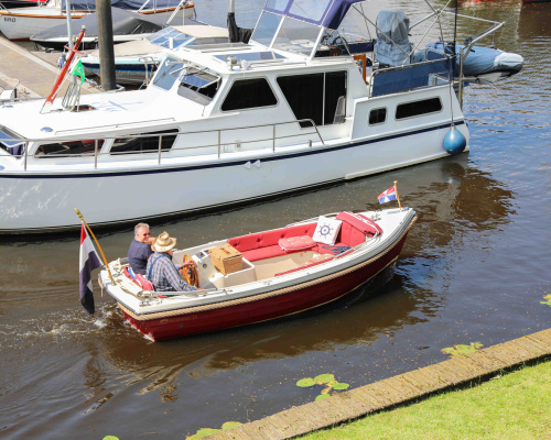 Varende boot door de jachthaven